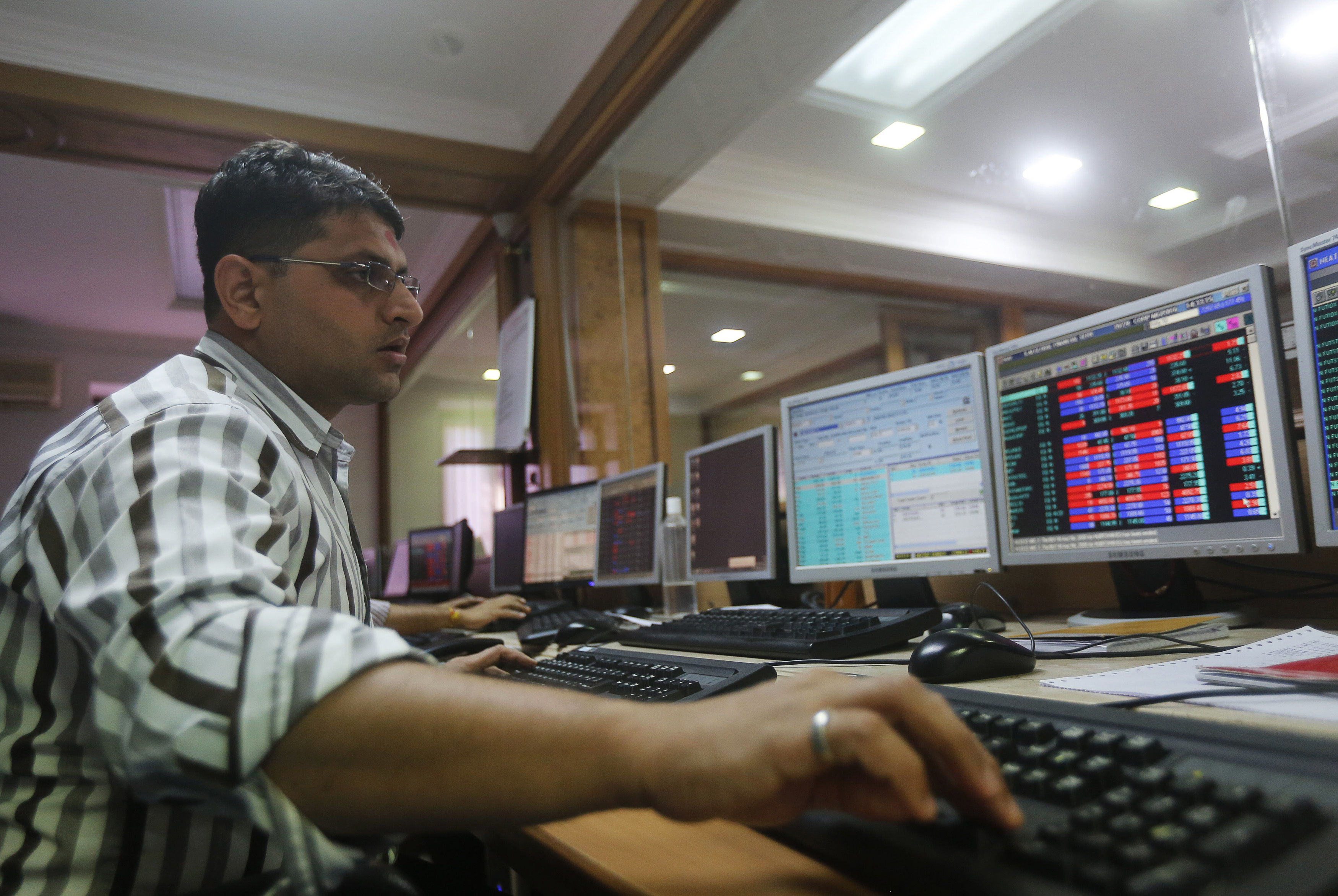 A broker trades on his computer terminal at a stock brokerage firm in Mumbai, India, January 20, 2016. Indian stocks dropped to their weakest since before the election of Prime Minister Narendra Modi while the rupee slumped to 2013 crisis levels on increasing concerns the country will be hit hard by the growing turmoil in global markets. REUTERS/Shailesh Andrade - D1BESIFXORAA