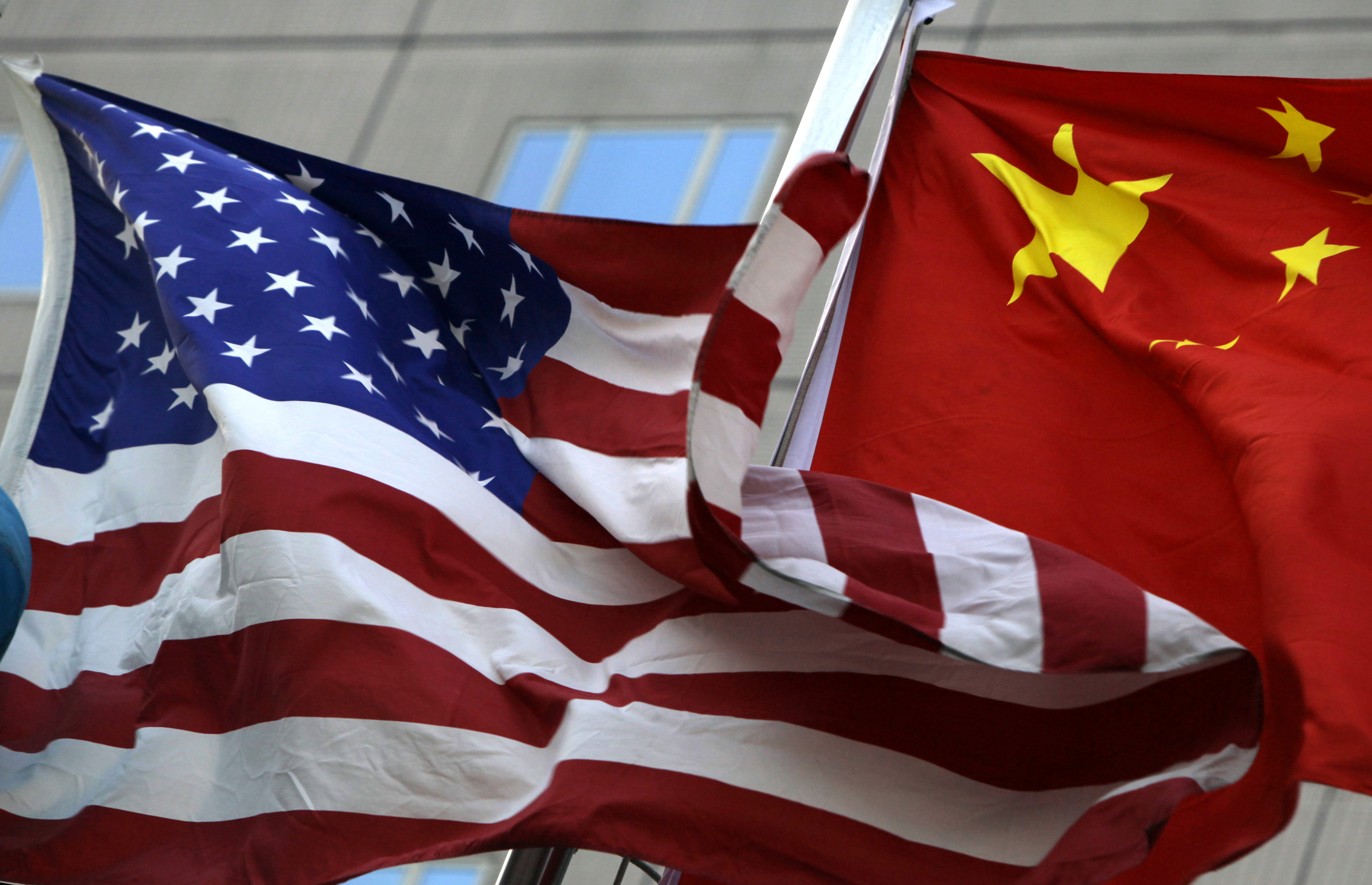 National flags of U.S. and China wave in front of an international hotel in Beijing February 4, 2010. Relations between China and the United States will be tested this year by a range of issues, including currency rates, trade, Internet censorship, human rights, the Dalai Lama and arms sales to Taiwan. REUTERS/Jason Lee   (CHINA - Tags: POLITICS BUSINESS) - GM1E6241FE901